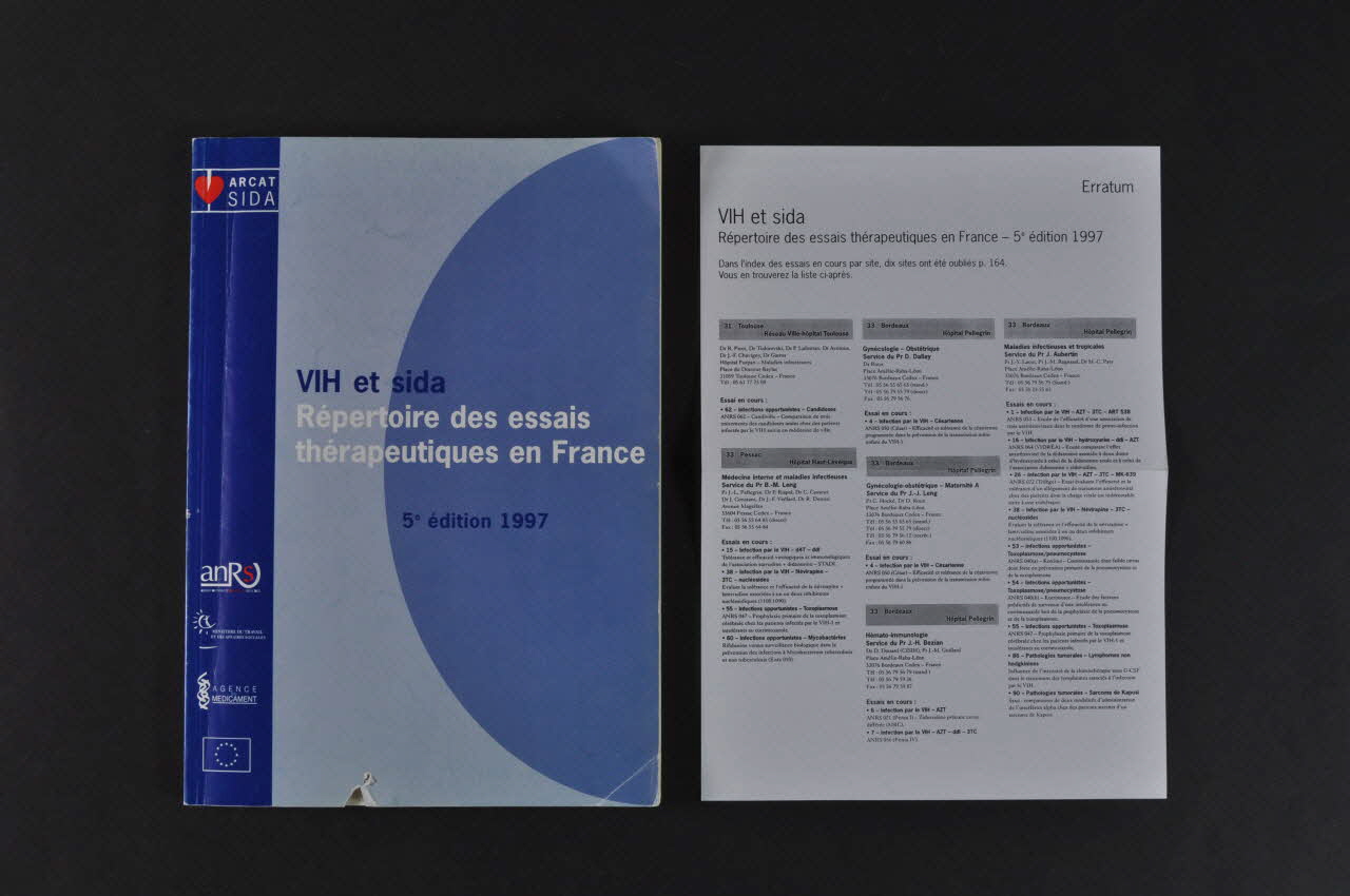 Association pour la Recherche, la Communication et les Actions pour l'Accès aux Traitements (ARCAT) BROCHURE "VIH et Sida. Répertoire des essais thérapeutiques en France. 5° édition" France 1997 2005.97.32.1-2 Photo Mucem