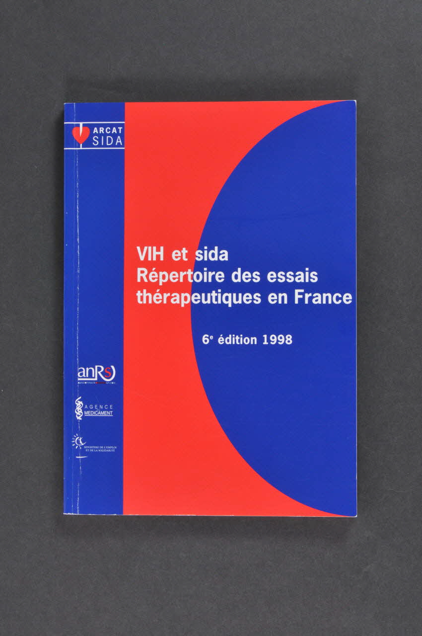 Association pour la Recherche, la Communication et les Actions pour l'Accès aux Traitements (ARCAT) BROCHURE "VIH et Sida. Répertoire des essais thérapeutiques en France. 6° édition" France 1998 2005.97.33 Photo Mucem