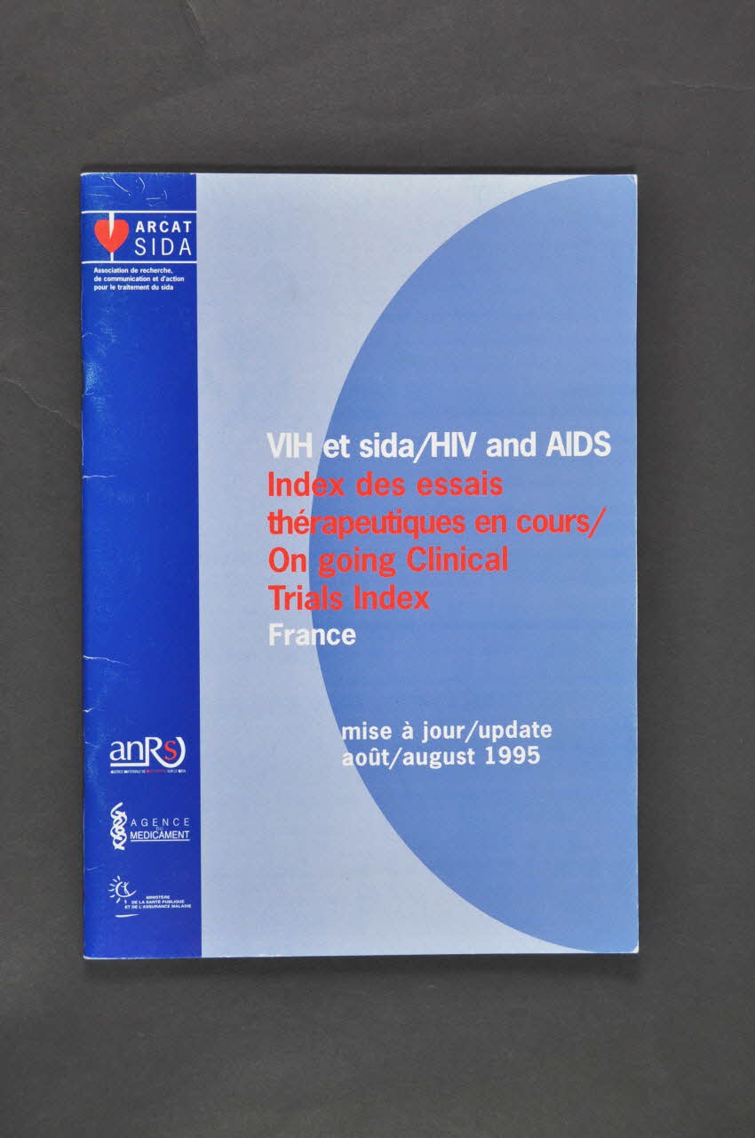 Association pour la Recherche, la Communication et les Actions pour l'Accès aux Traitements (ARCAT) BROCHURE "VIH et Sida. /HIV and AIDS. Index des essais thérapeutiques en cours / On going Clinical Trials index . France. Mise à jour / Update." France 1995 2005.97.34 Photo Mucem