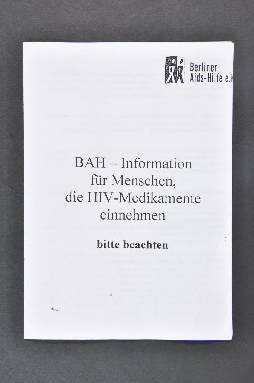 Berliner Aids-Hilfe Dépliant BAH- Information für Menschen, die HIV - Medikamente einenehmen Allemagne 2003 2003.94.92 Photo Mucem