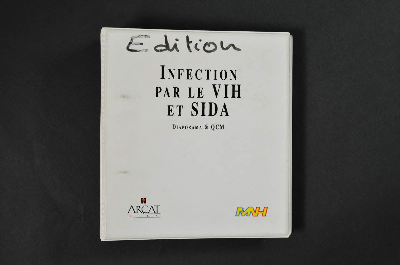 ARCAT / Mutuelle Nationale des Hospitaliers classeur "Infection par le VIH et Sida. Diaporama et QCM" 3ème édition France 1992 2005.97.54.1-4 Photo Mucem