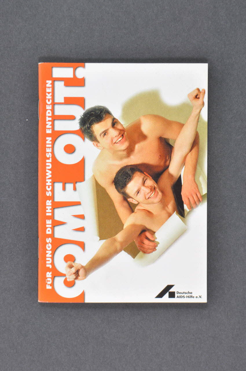 Deutsche Aids-Hilfe BROCHURE " Come out ! Für Jungs die ihr schwulsein entdecken" (Come out ! Pour les jeunes qui découvrent leur homosexualité) Allemagne 1998 2003.94.99 Photo Mucem