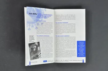 Association pour la Recherche, la Communication et les Actions pour l'Accès aux Traitements (ARCAT) livre Le sida. Comprendre pour mieux lutter. France 1999 2005.97.56 Photo Mucem