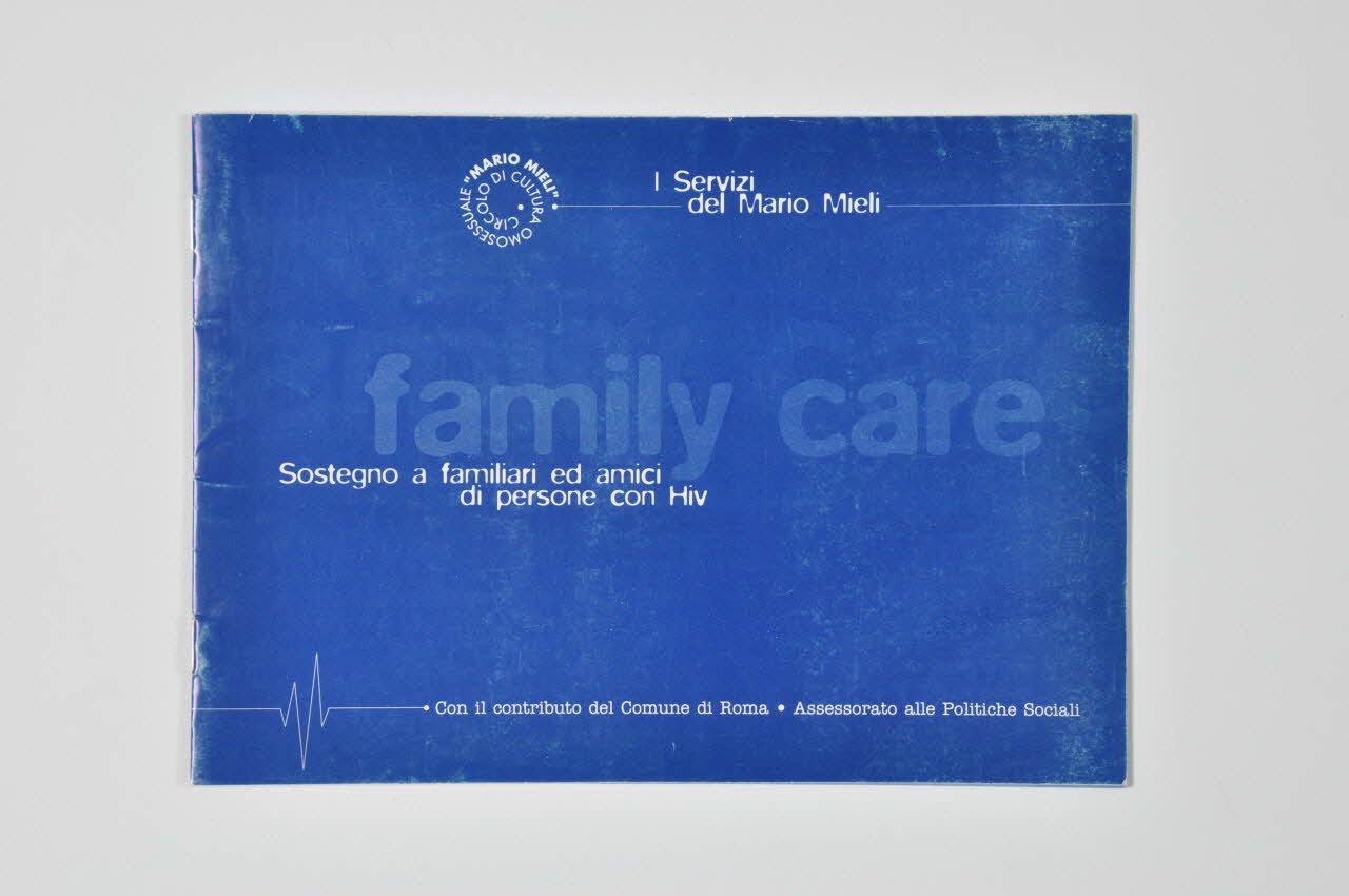 BROCHURE "I servizi del Mario Mieli. Family care. Sostegno a familiari ed amici di persone con HIV" (Les services de Mario Mieli. Soins aux familles. Soutien aux familles et aux amis des personnes séropositives) 2003.95.14 Photo Mucem