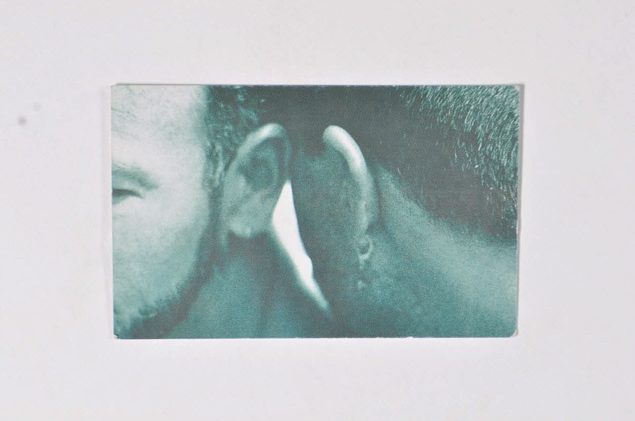 Carte de rendez-vous "Vorrei Conoscerti / Baciarti / Fare sesso sicuro con te..." (Je voudrais te connaître, t'embrasser, avoir des relations sexuelles sûres avec toi) 2003.95.16 Photo Mucem