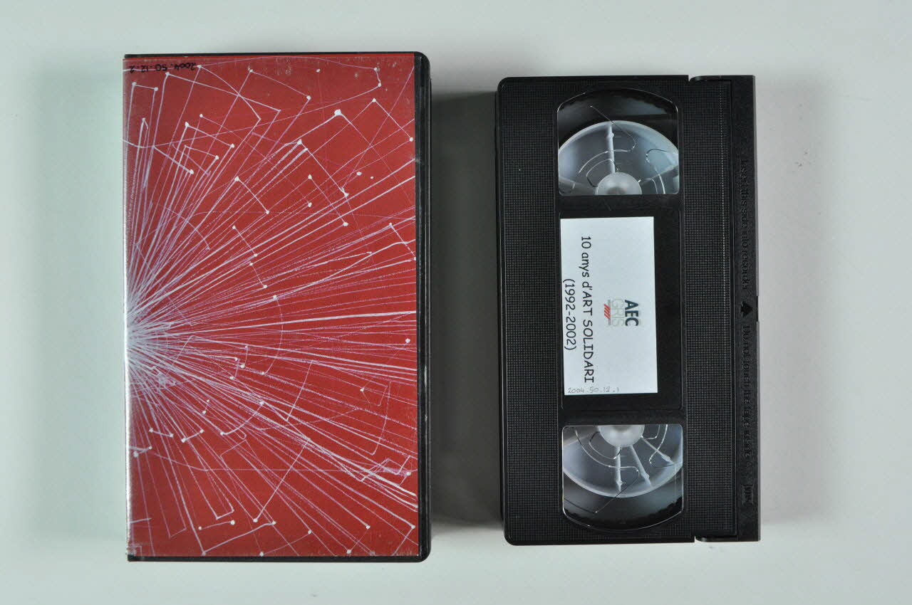 Association Aec Gris cassette vidéo 10 anys d'Art Solidari (1992-2002) contra la sida (10 ans d'art solidaire contre le sida) Espagne 2003 2004.50.12.1-2 Photo Mucem