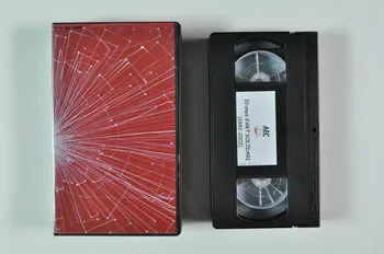 Association Aec Gris cassette vidéo 10 anys d'Art Solidari (1992-2002) contra la sida (10 ans d'art solidaire contre le sida) Espagne 2003 2004.50.12.1-2  Photo Mucem