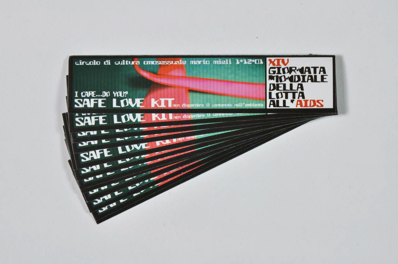 Circolo di Cultura Omosessuale Mario Mieli autocollant "I care, do you? Safe love kit" (Cela me concerne, et vous ? Kit de l'amour safe) Latium, Italie 2001 2003.95.5.1-14 Photo Mucem