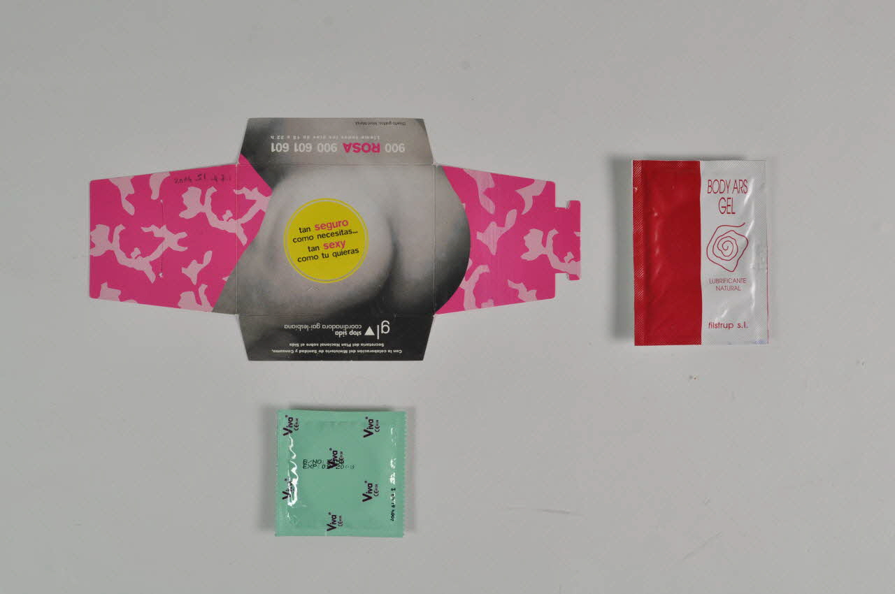 Préservatif "Tan seguro como necesitas... tan sexy como tu quieras" (Aussi sûr que tu en as besoin... aussi sexy que tu le désires) 2004.51.47.1-3 Photo Mucem