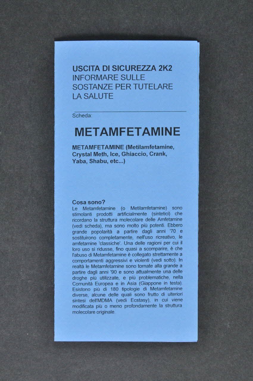 Dépliant "Uscita di sicurezza 2K2. Informare sulle sostanze per tutelare la salute / Metamfetamine (Sortie de secours 2K2 /Informer sur les substances pour protéger la santé / Metamfetamine) 2003.96.21 Photo Mucem