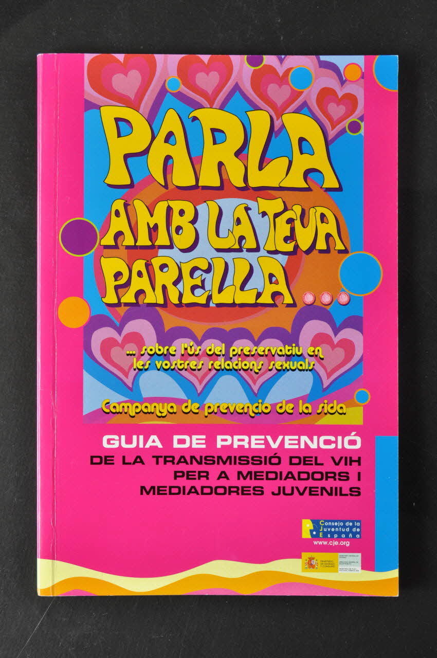 Conseil De La Jeunesse D'espagne Et Ministère De BROCHURE "Parla amb la teva parella... sobre l'us del preservatiu en les vostres relacions sexuals... Guia de prevencio de la transmissio del VIH per a mediadors i mediadores juvenils" (Parle avec  ta partenaire... sur l'usage du préservatif dans vos relations sexuelles. Guide de prévention de la transmission du VIH pour les jeunes médiateurs et médiatrices.) Espagne 2004 2004.54.41 Photo Mucem