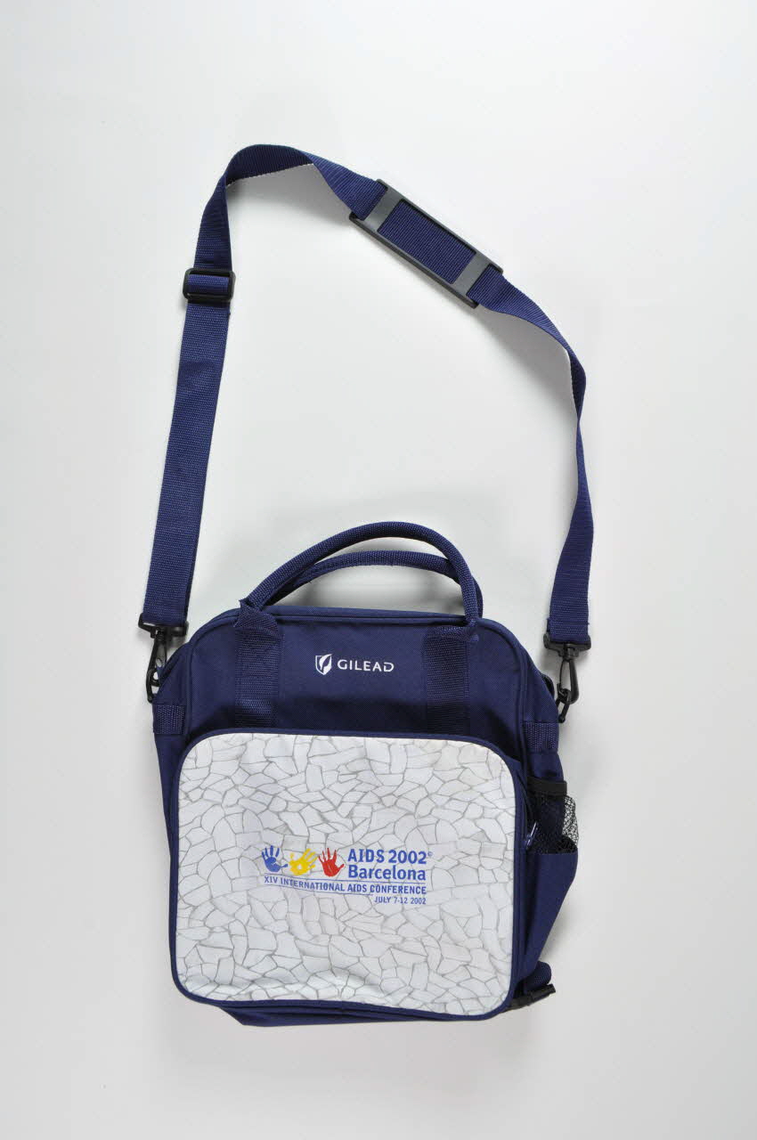 Gilead SAC A DOS Sac à dos "AIDS 2002 Barcelona" International 2002 2003.97.35.1-2 Photo Mucem