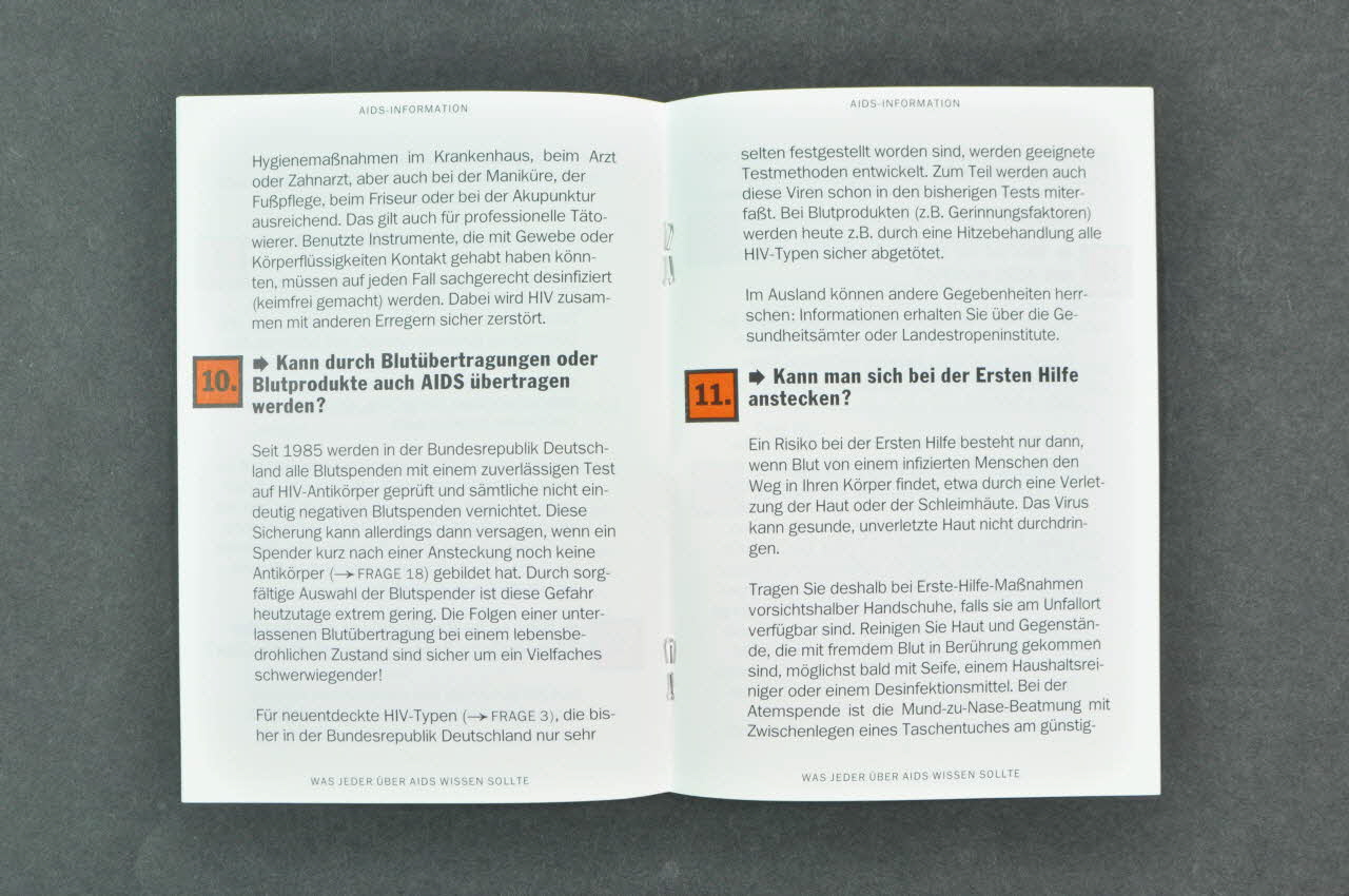Bundeszentrale FüR Gesundheitliche Aufklarung (BZGA) BROCHURE "Was jeder über AIDS wissen sollte." (Ce que vous avez toujours voulu savoir sur le sida) Allemagne 1987/11 2004.55.107  Photo Mucem