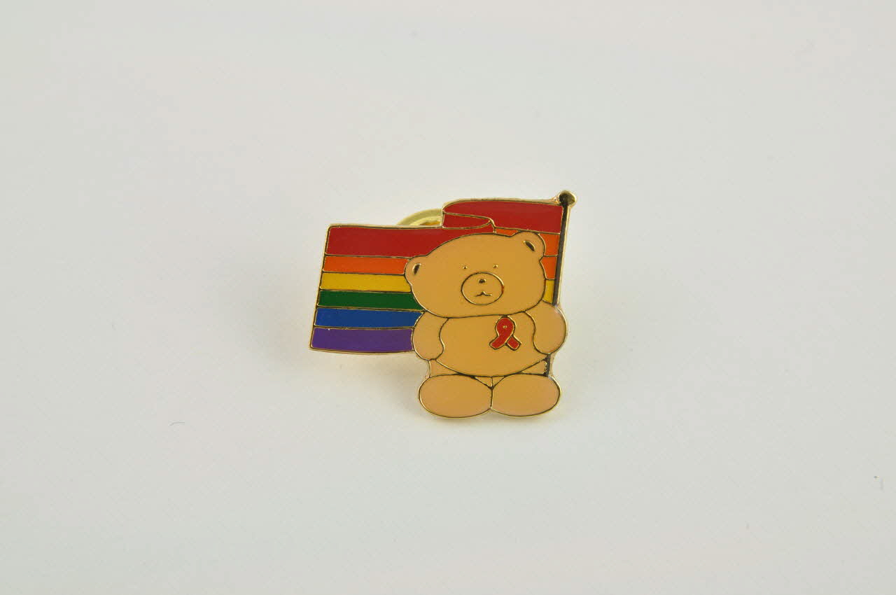 Deutsche Aids-Hilfe pin's ours brun avec ruban rouge et drapeau arc en ciel Allemagne 2003 2003.97.43.1-2 Photo Mucem