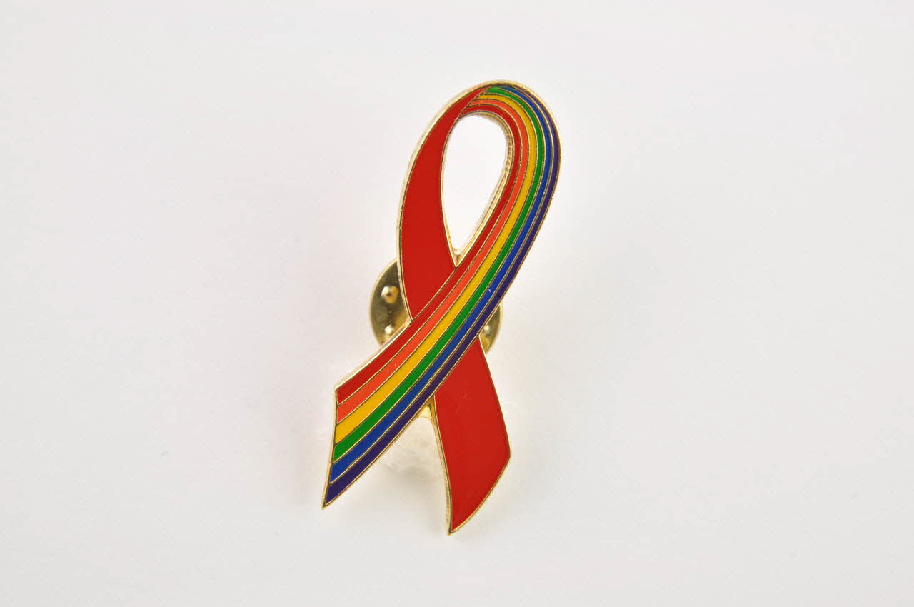 Deutsche Aids-Hilfe pin's ruban rouge dont une partie est arc en ciel Allemagne 2003 2003.97.44.1-2 Photo Mucem