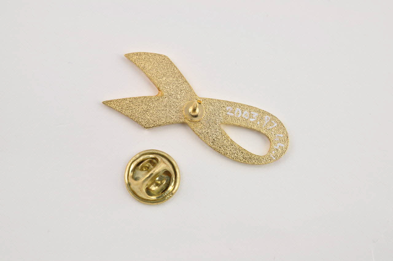 Deutsche Aids-Hilfe pin's ruban rouge dont une partie est arc en ciel Allemagne 2003 2003.97.44.1-2 Photo Mucem