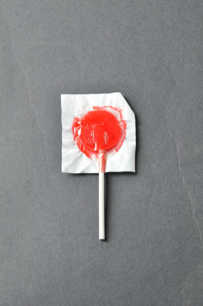 Stop Sida SUCETTE "Stop sida welcomes you to Barcelona" (L'association Stop Sida vous souhaite la bienvenue à Barcelone) Espagne 2002 2003.97.49 Photo Mucem