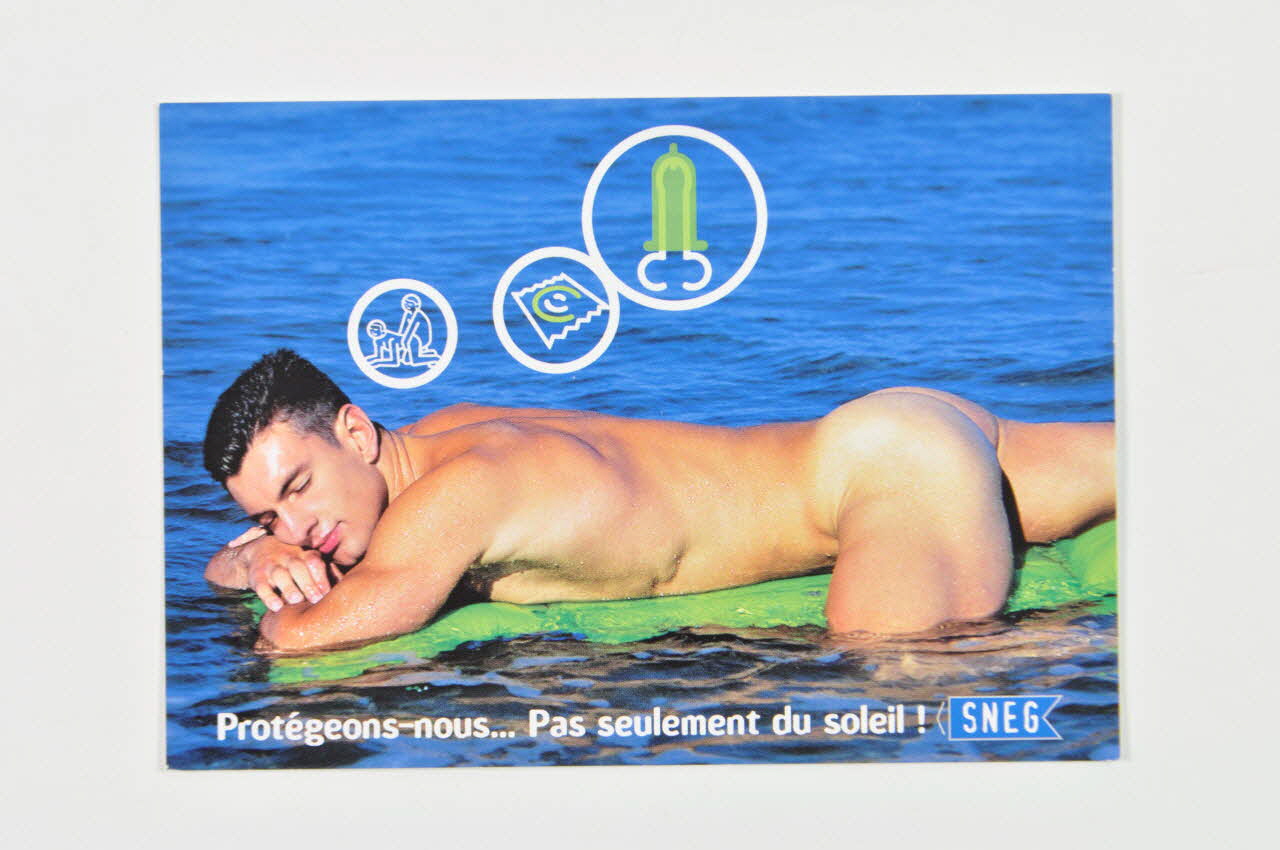 SNEG (Syndicat National des Entreprises Gaies) carte postale "Protégeons-nous...Pas seulement du soleil !" France 2003 2003.97.96 Photo Mucem