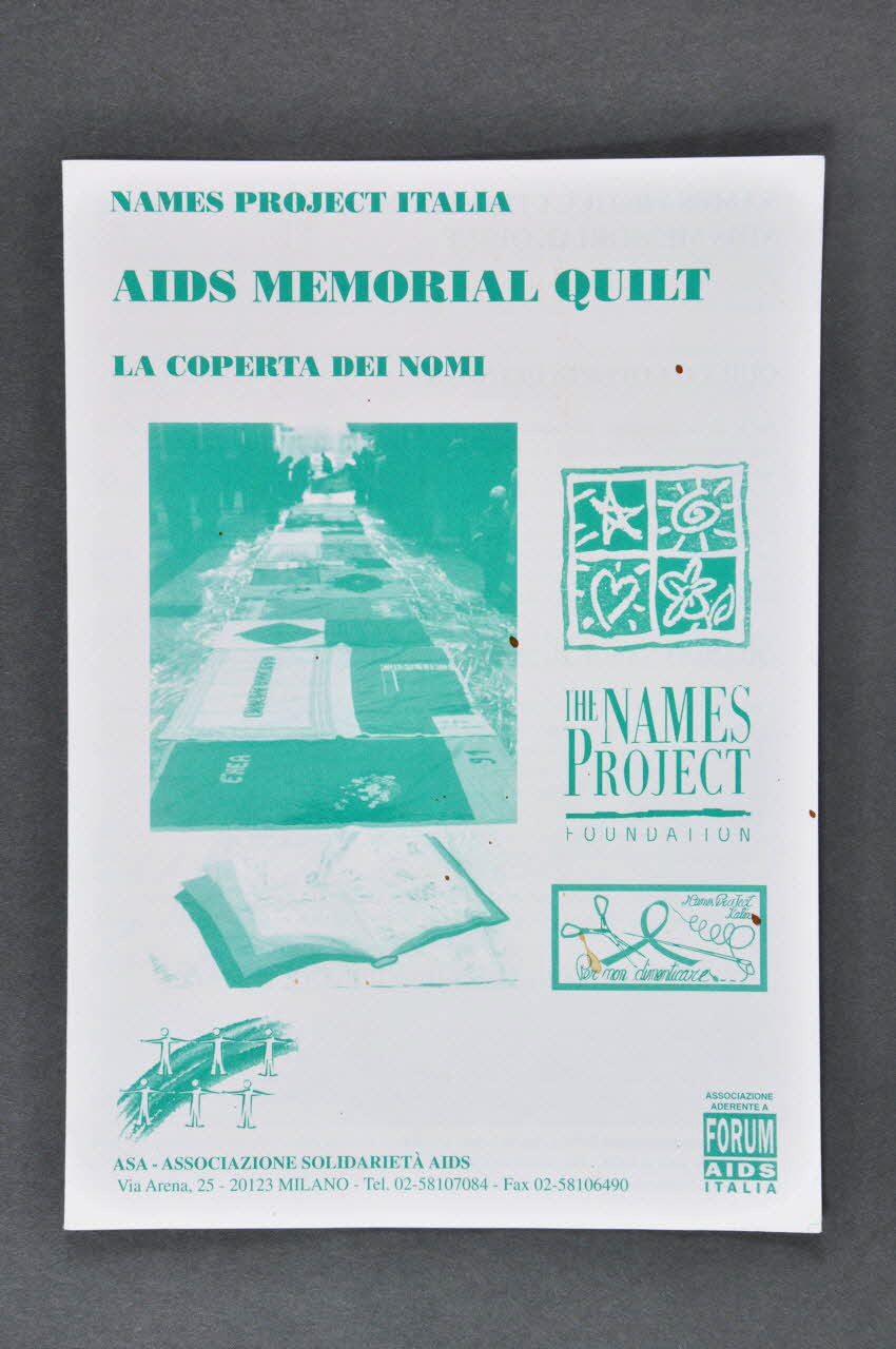 Dépliant "Names project Italia. AIDS Memorial Quilt. La coperta dei nomi."  (Names project italien. Le patchwork des Noms) 2003.98.46 Photo Mucem