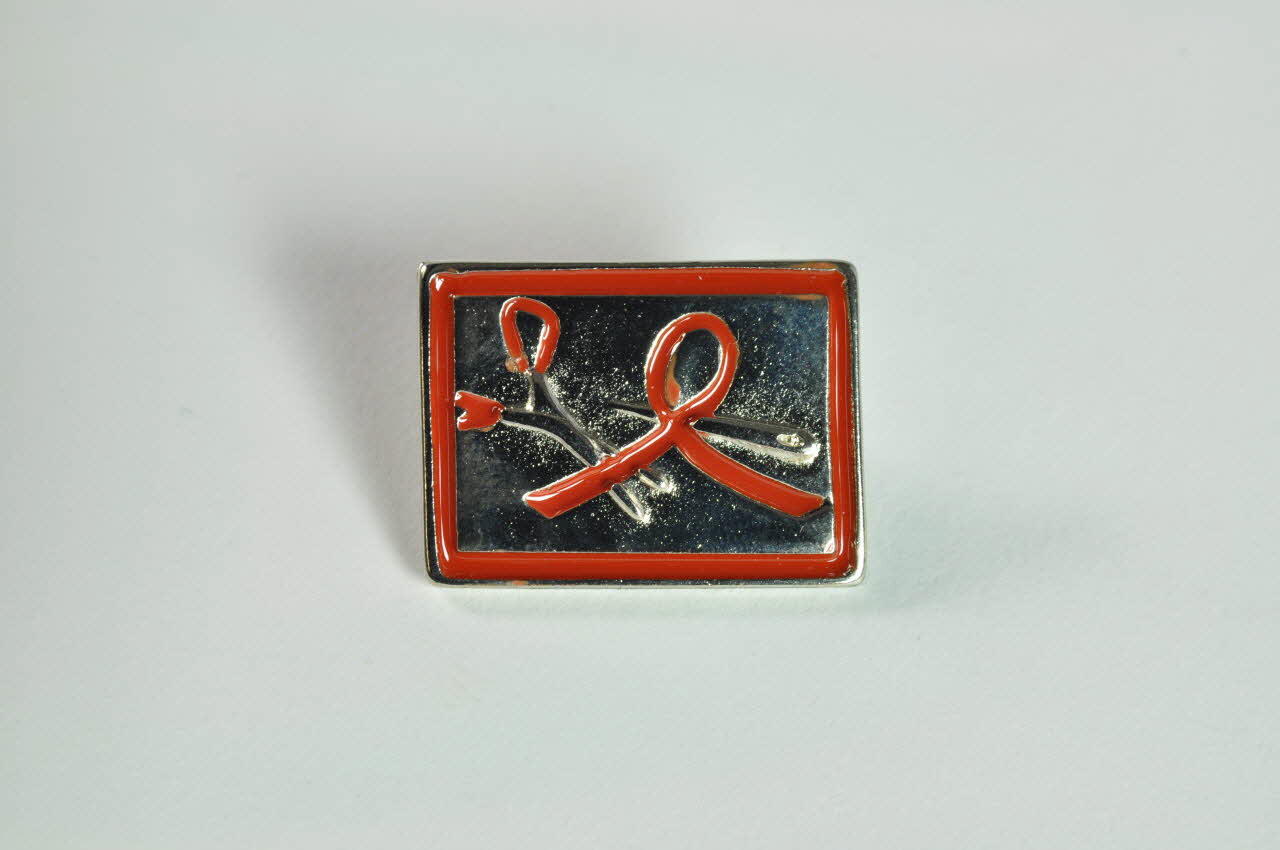 Associazione Solidarieta Aids (ASA) - Milano Pin's ruban rouge Pin's ruban rouge, aiguille et ciseaux Italie 2003 2003.98.63.1-2 Photo Mucem