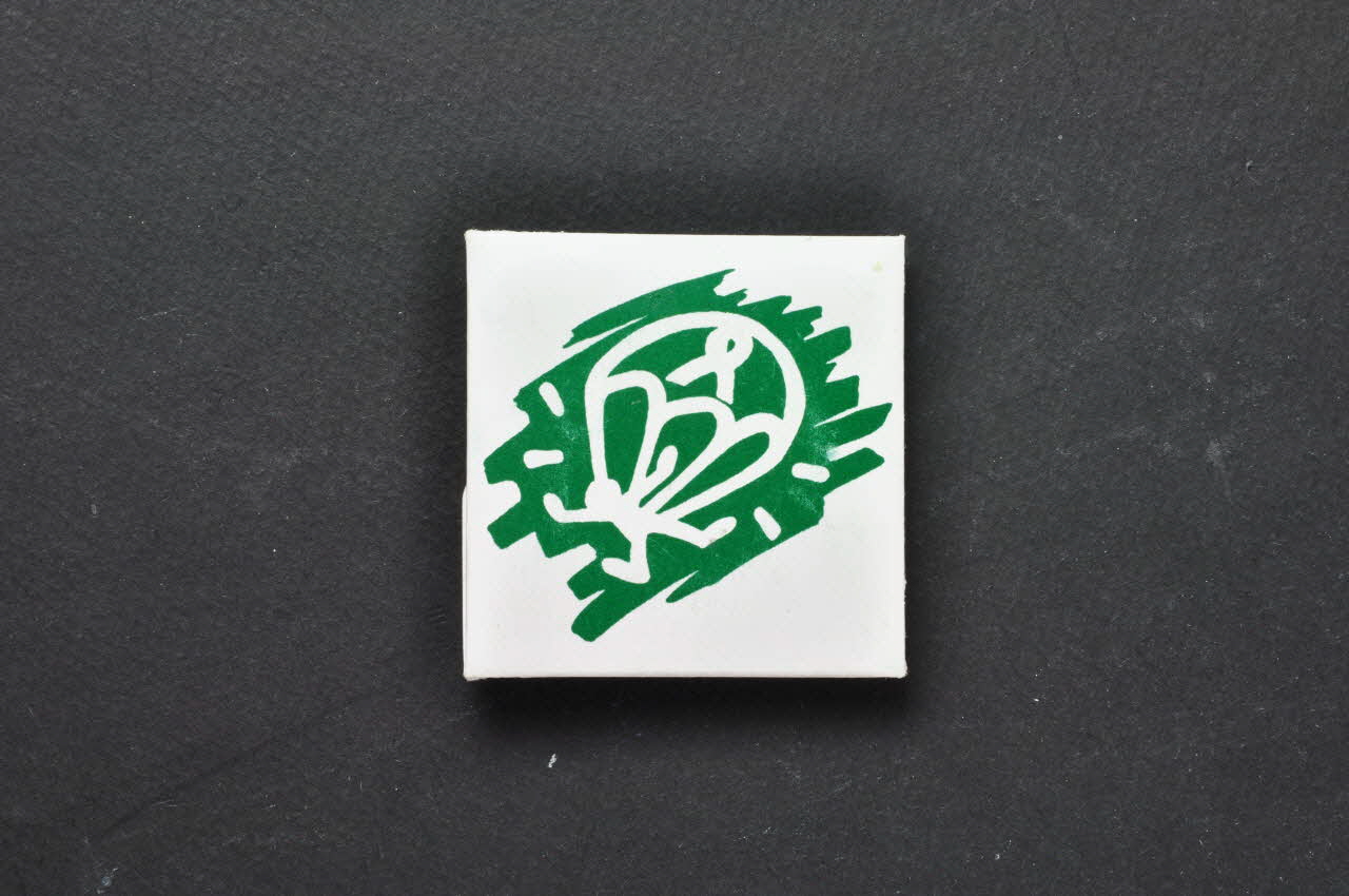 Associazione Solidarieta Aids (ASA) - Milano Pochette de préservatif Pochette de préservatif avec ruban rouge et parachute Italie 2003 2003.98.64.1-2 Photo Mucem