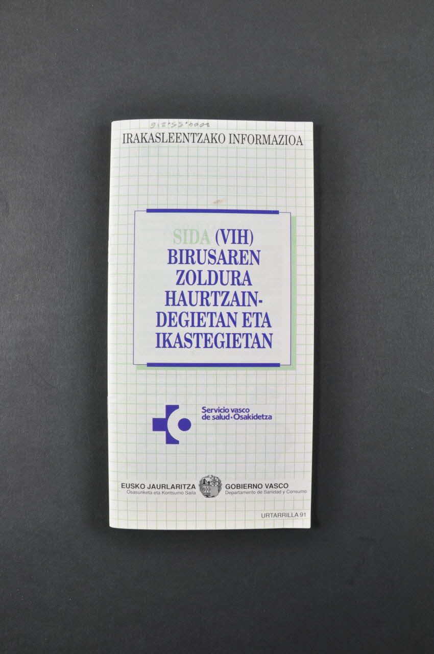 Gouvernement Basque / Département de la Santé BROCHURE "La infeccion por el virus del SIDA (VIH) en guarderias y centros escolares" (en castillan et basque) (L'infection par le virus du sida dans les jardins d'enfants et les centres scolaires) Espagne 1991 2004.55.216 Photo Mucem
