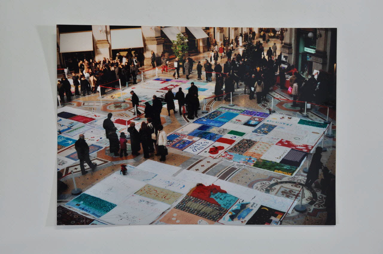 Associazione Solidarieta Aids (ASA) - Milano photographie déploiement du Names Project à Milan le 1er décembre 2002 Italie 2003 2003.98.91 Photo Mucem