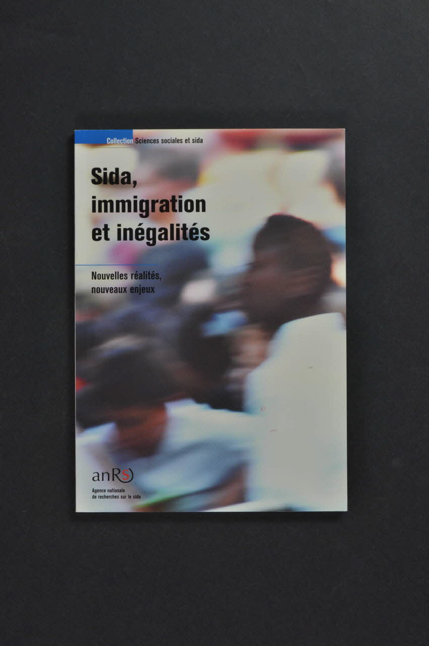 Agence Nationale de Recherches sur le Sida (ANRS) livre "Sida, immigration et inégalités : nouvelles réalités, nouveaux enjeux" France 2002/7 2003.99.102 Photo Mucem