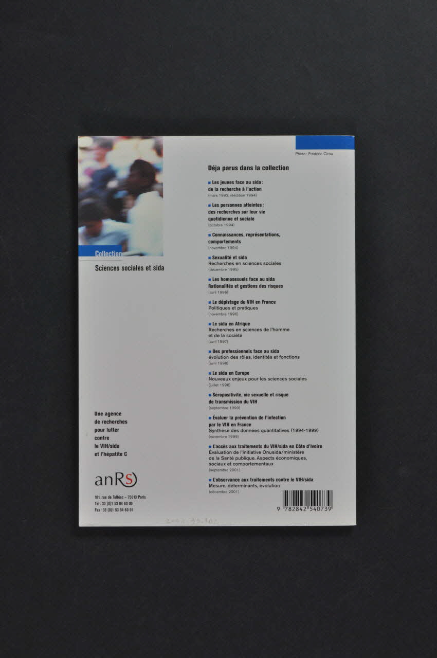 Agence Nationale de Recherches sur le Sida (ANRS) livre "Sida, immigration et inégalités : nouvelles réalités, nouveaux enjeux" France 2002/7 2003.99.102 Photo Mucem