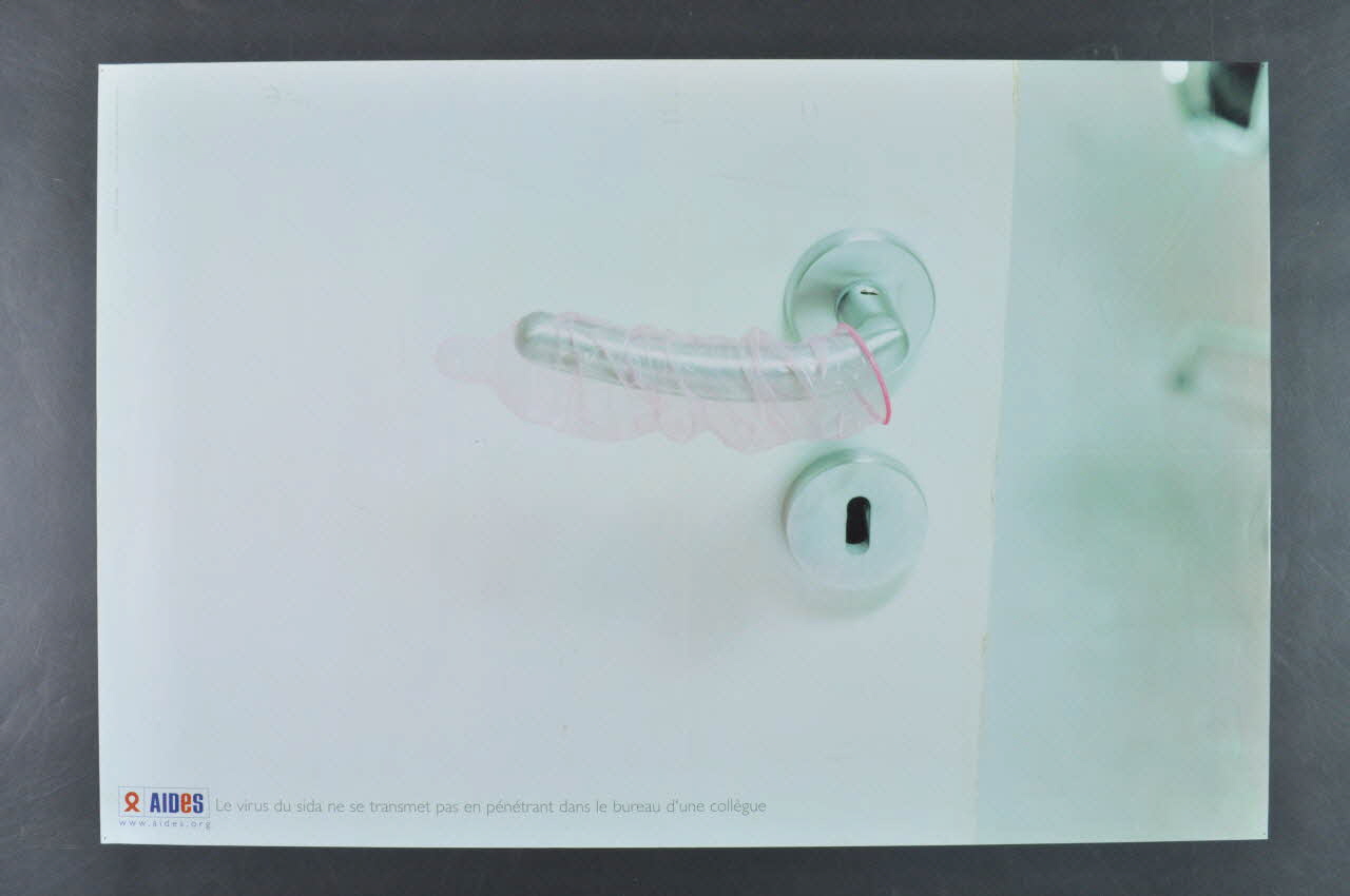 AIDES affiche "Le virus du sida ne se transmet pas en pénétrant dans le bureau d'une collègue" France 2002 2003.99.123 Photo Mucem