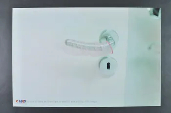 AIDES affiche "Le virus du sida ne se transmet pas en pénétrant dans le bureau d'une collègue" France 2002 2003.99.123  Photo Mucem