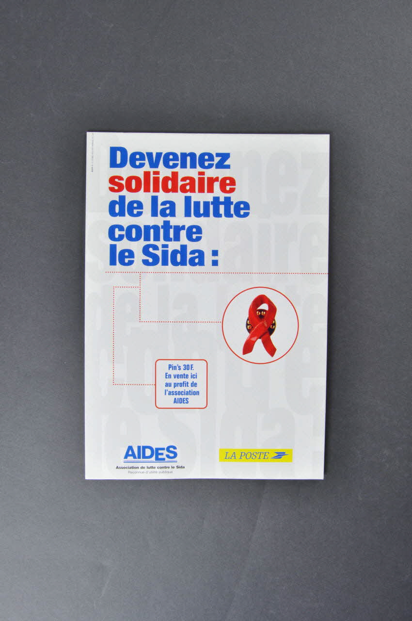 présentoir "Devenez solidaire de la lutte contre le sida..." 2003.99.138 Photo Mucem