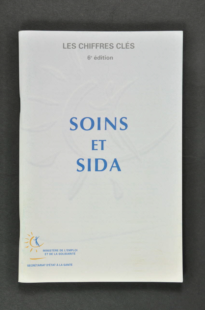 Ministère de l'Emploi et de la Solidarité BROCHURE "Soins et sida" 6° édition France 1998/1 2003.99.26 Photo Mucem