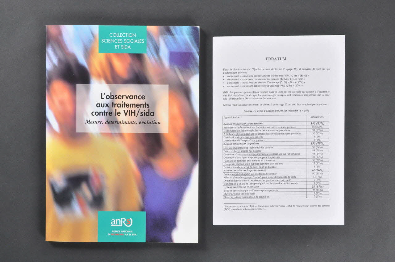 Agence Nationale de Recherches sur le Sida (ANRS) livre L'observance aux traitements contre le VIH/sida. Mesure, déterminants, évolution. ANRS, Collection Sciences Sociales et sida France 2001/12 2003.99.39.1-2 Photo Mucem