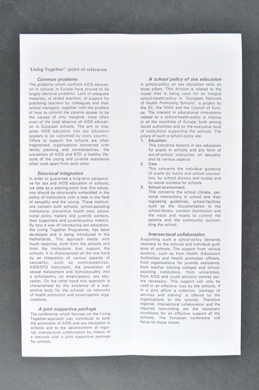 Dutch Center For Health Promotion And Health Dépliant "The European Conference Intersectoral collaboration for a school policy on AIDS education and sexual health" (Conférence européenne de collaboration intersectorelle pour une politique scolaire sur l'éducation relative au sida et à la santé sexuelle) Pays-Bas 1993 2004.55.94 Photo Mucem