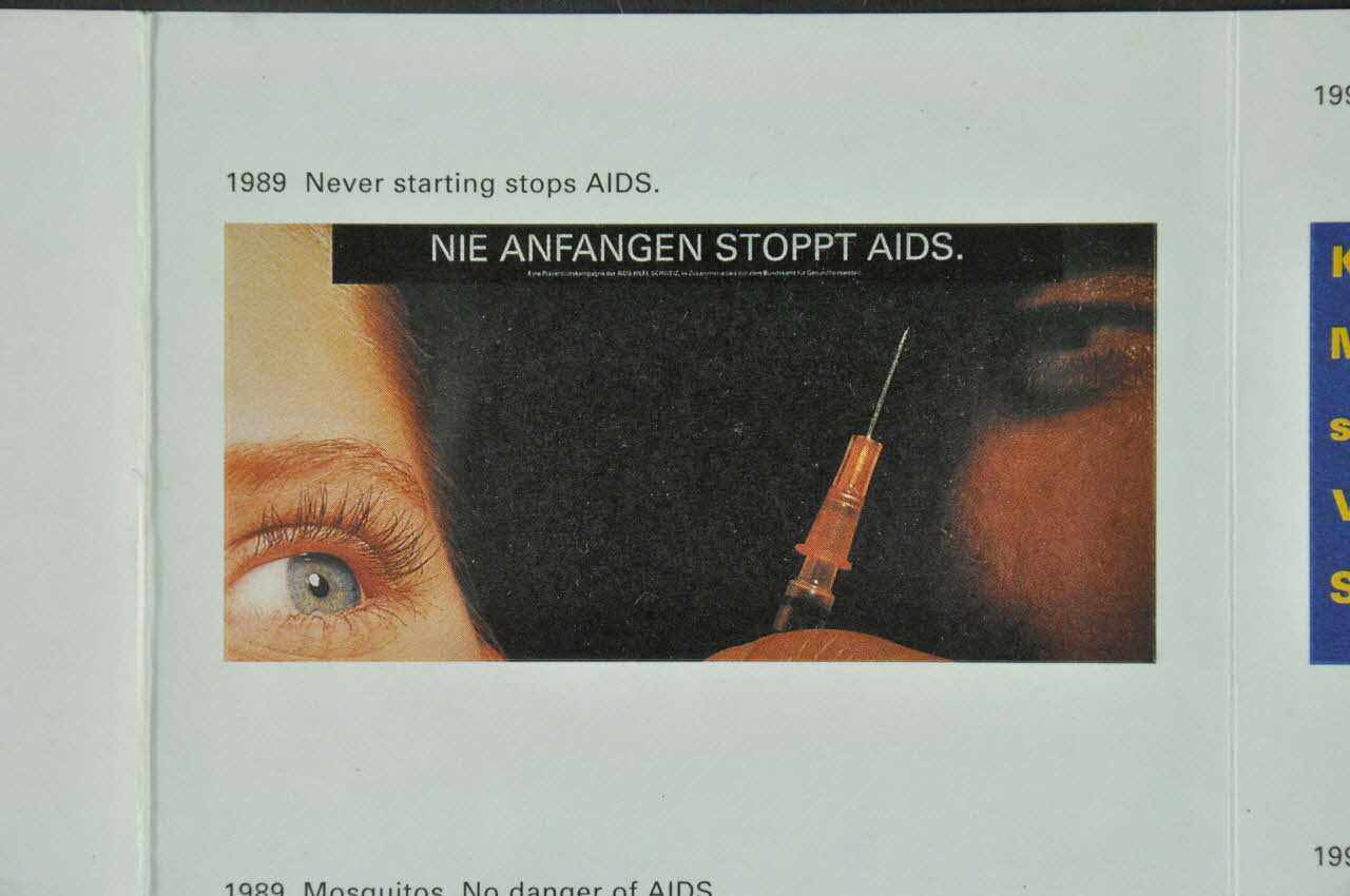 Aide Suisse Contre Le Sida (Ass) autocollant "Nie anfangen stoppt Aids" (Dépliant : "Swiss AIDS prevention programme") (Ne jamais commencer. Arrêter le sida) Lorraine, France 1989 2004.56.10 Photo Mucem