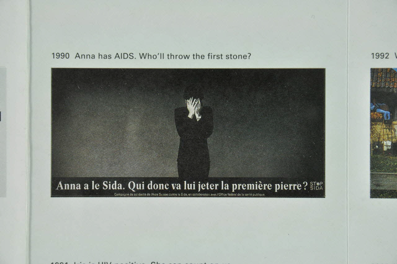 Aide Suisse Contre Le Sida (Ass) autocollant "Anne a le sida. Qui donc va lui jeter la première pierre ?" (Dépliant : "Swiss AIDS prevention programme") Lorraine, France 1990 2004.56.12 Photo Mucem