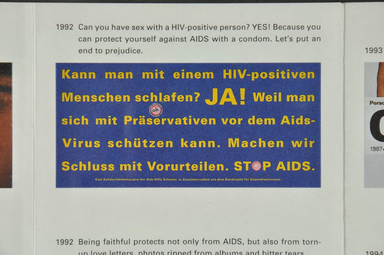 Aide Suisse Contre Le Sida (Ass) autocollant "Kann man mit einem HIV-positiven Menschen schlafen ?..." (Dépliant : "Swiss AIDS prevention programme") (Peut-on avoir des relations secxuelles avec une personne séropositive ...? Lorraine, France 1992 2004.56.14 Photo Mucem