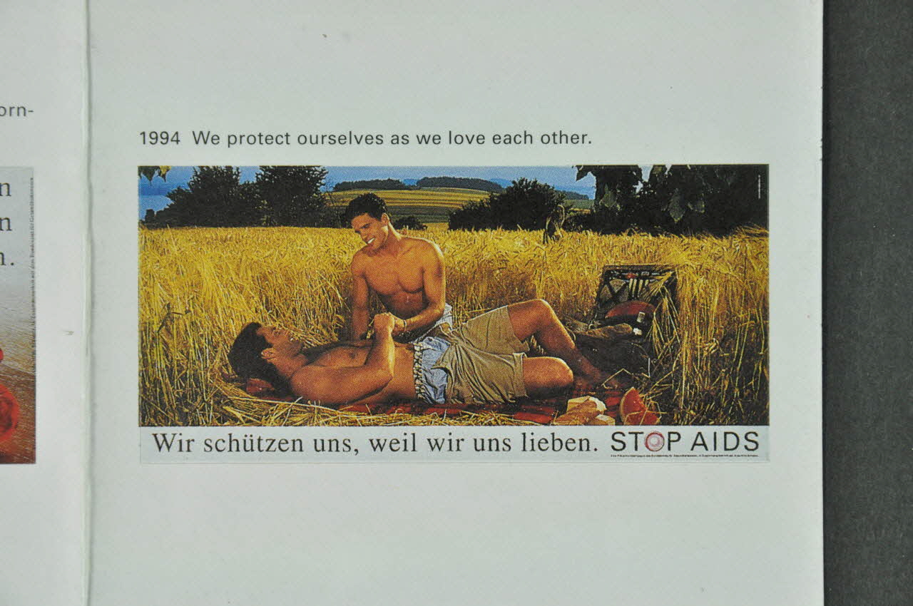 Aide Suisse Contre Le Sida (Ass) autocollant "Wir schutzen uns, weil wir uns lieben." (Dépliant : "Swiss AIDS prevention programme") (Nous nous protégeons car nous nous aimons) Lorraine, France 1994 2004.56.19 Photo Mucem