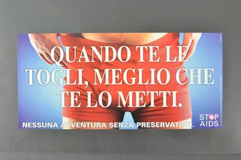 affiche "Quando te le togli, meglio che te lo metti. / Nessuna avventura senza preservativo." (Quand tu l'enlève, c'est mieux que tu le mettes / Aucune aventure sans préservatif) 2004.56.37 Photo Mucem