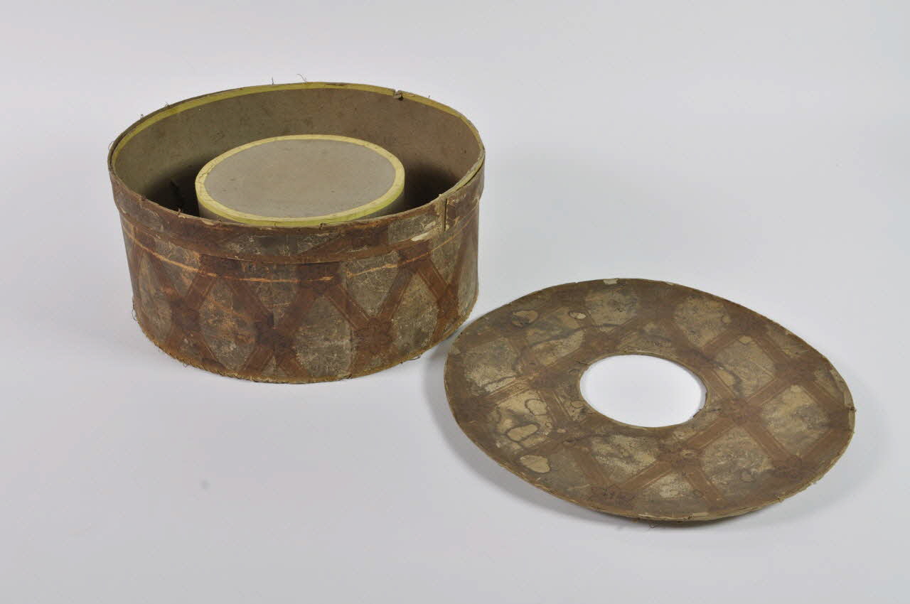 CARTON A CHAPEAU 1955.36.8.1-3 Photo Mucem