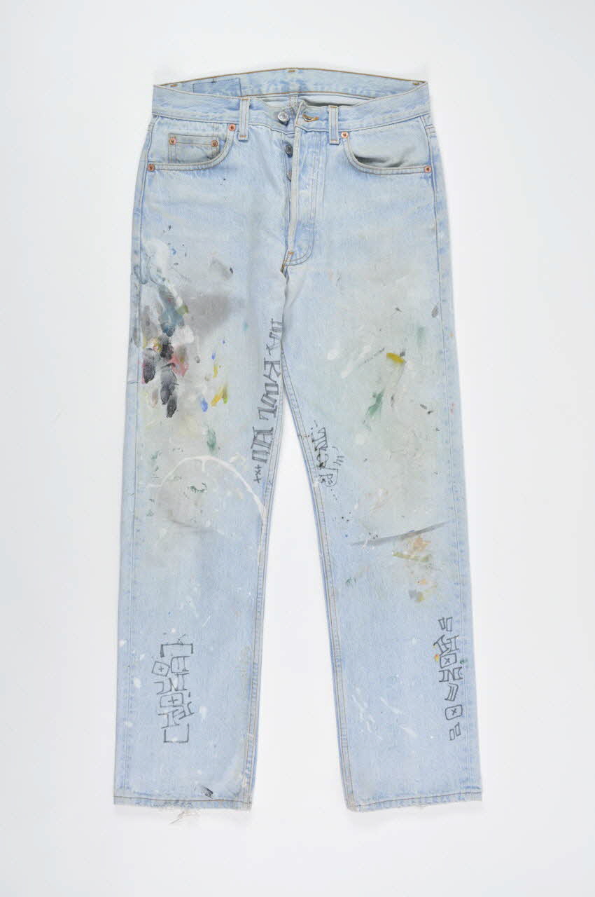 Hondo PANTALON D'HOMME Pantalon tagué France 1989 2004.69.4 Photo Mucem