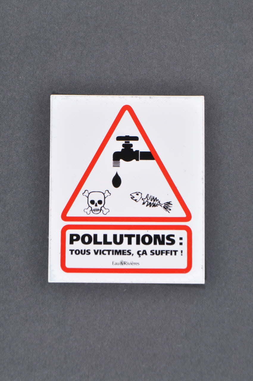 autocollant Deux autocollants portant la mention "Pollution, tous victimes, ça suffit !" 2006.176.18.1-2 Photo Mucem
