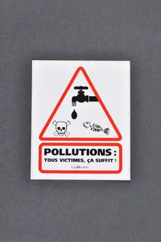 autocollant Deux autocollants portant la mention "Pollution, tous victimes, ça suffit !" 2006.176.18.1-2  Photo Mucem