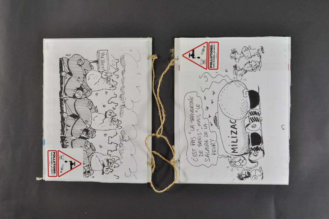 pancarte Pancarte de manifestation " J'enquête sur Val d'Ouest... et moi, j'enquête sur l'enquête...." par Nono ( Savino) , 1998 avec des autocollants 2006.176.23.1-4 Photo Mucem