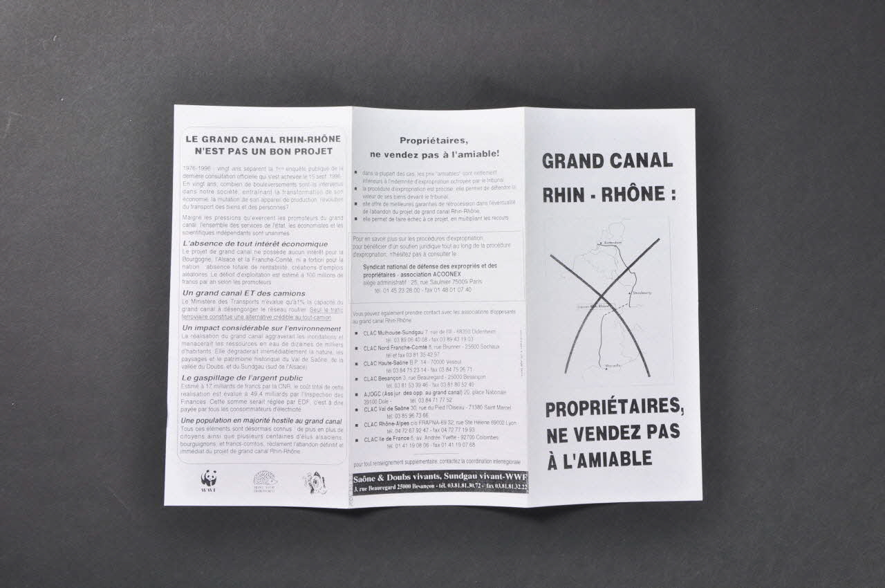DEPLIANT A VOLETS Dépliant contre la construction du grand canal Rhin-Rhône 2006.231.3.2 Photo Mucem