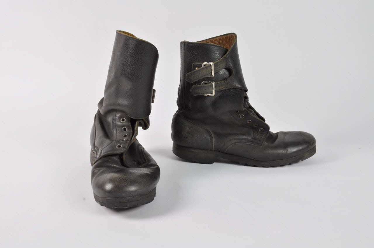 chaussure Serbie 1998 2006.249.2.1-2 Photo Mucem