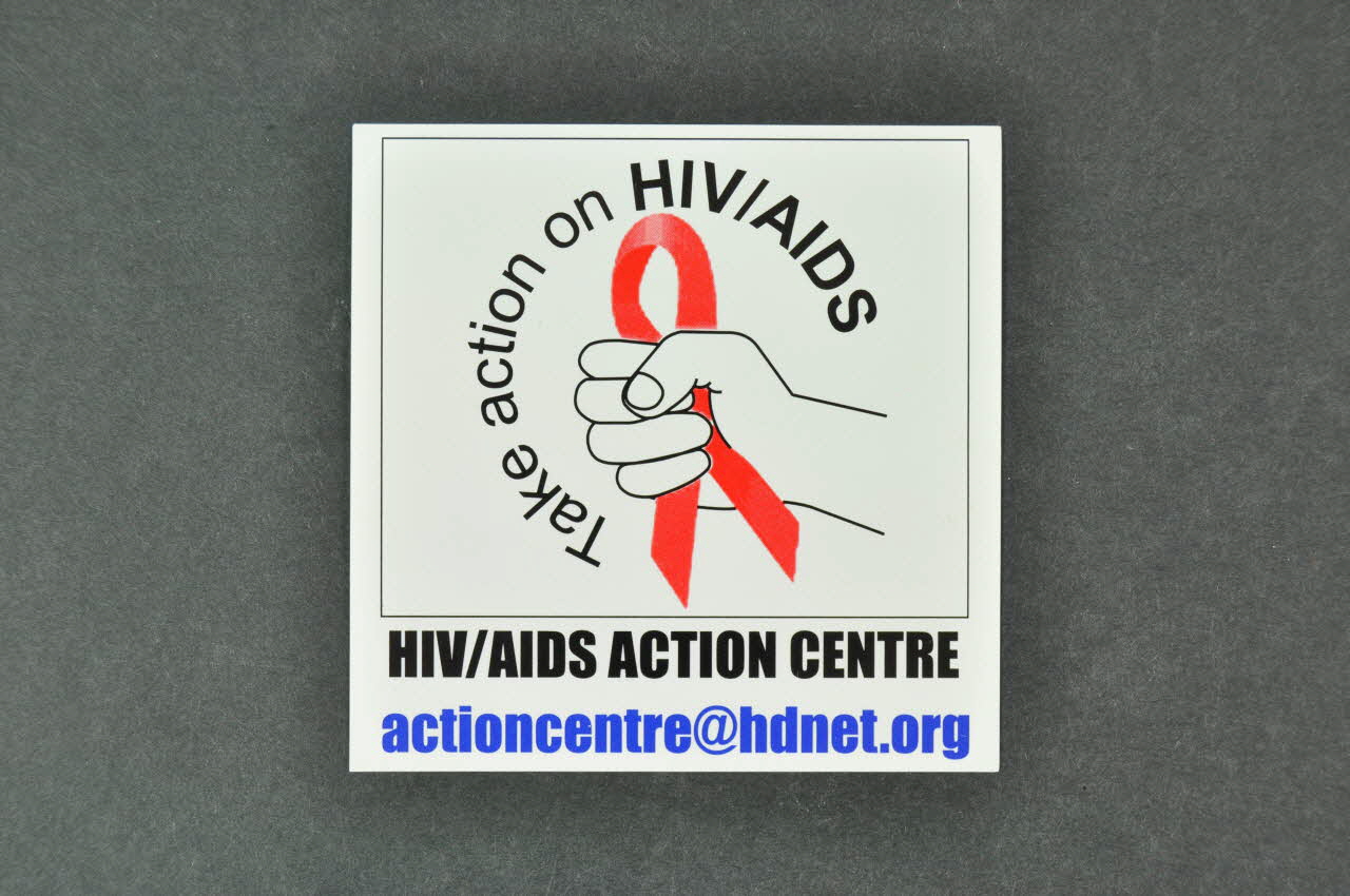 Health And Development Network, Irlande Et autocollant "Take action on HIV/AIDS" (Agissez contre le VIH/Sida) Irlande 2005 2006.30.5 Photo Mucem