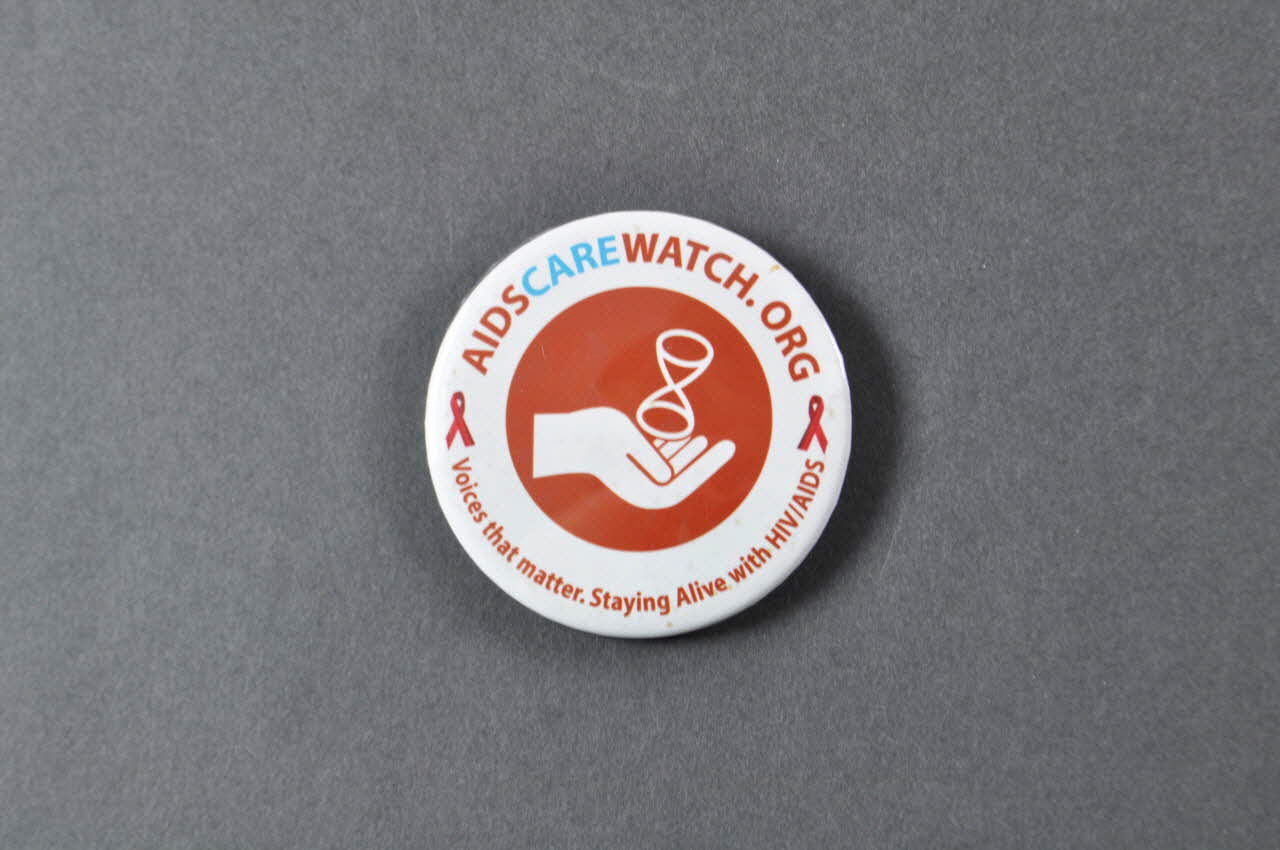 Health And Development Network, Irlande Et badge "Voices that matter. Staying Alive with HIV/AIDS" (Des voix qui importent. Vivre avec le VIH/Sida) Irlande 2005 2006.30.9 Photo Mucem