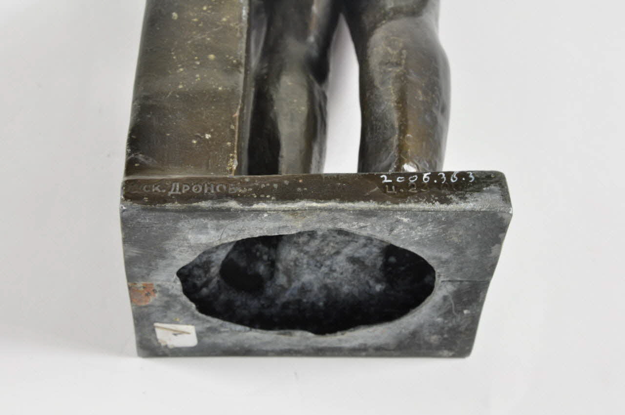 Dronov statuette Lénine en pied tenant un livre dans la main gauche par Dronov (1960) URSS(ex) 1960 2006.36.3 Photo Mucem